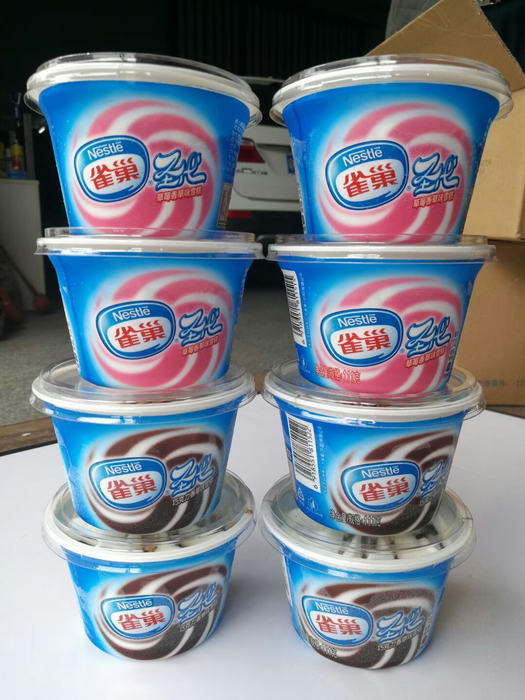 草莓，巧克力聖代雪糕 